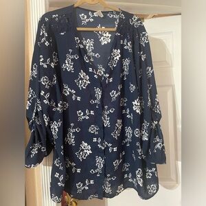 NWOT Terra & Sky blue and white floral print with roll tab sleeves size 3X 🌸 G